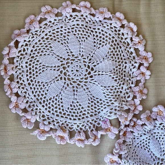 2 Vintage Mid Century Floral Hand-Knit Doilies - Picture 2 of 3
